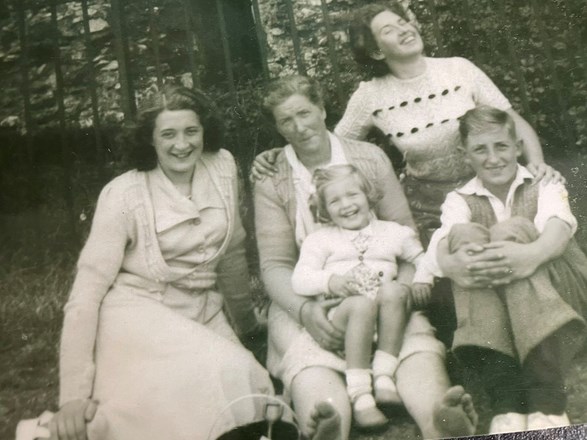 Betty, Mary, Stan, and Anne with their mom