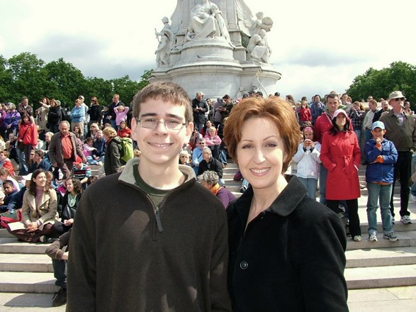 William with Mom at  Queen Victoria Memorial - Buckingham Palace 