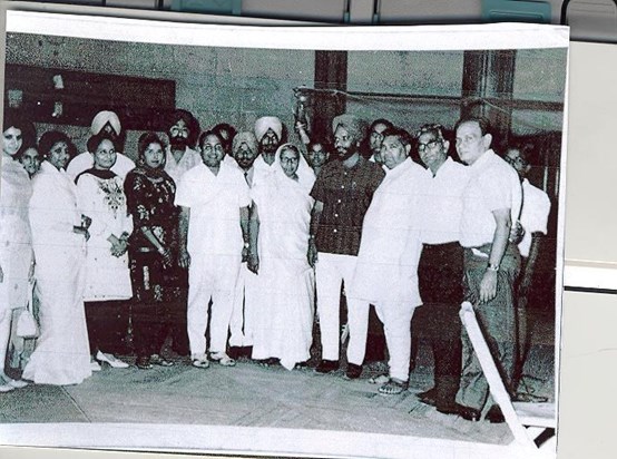 Inderjit Hasanpuri with Mohamad rafi, Asha Bhonsle,NarinderBiba,and(Music Director) S. Mohinderbehind N.Biba.
